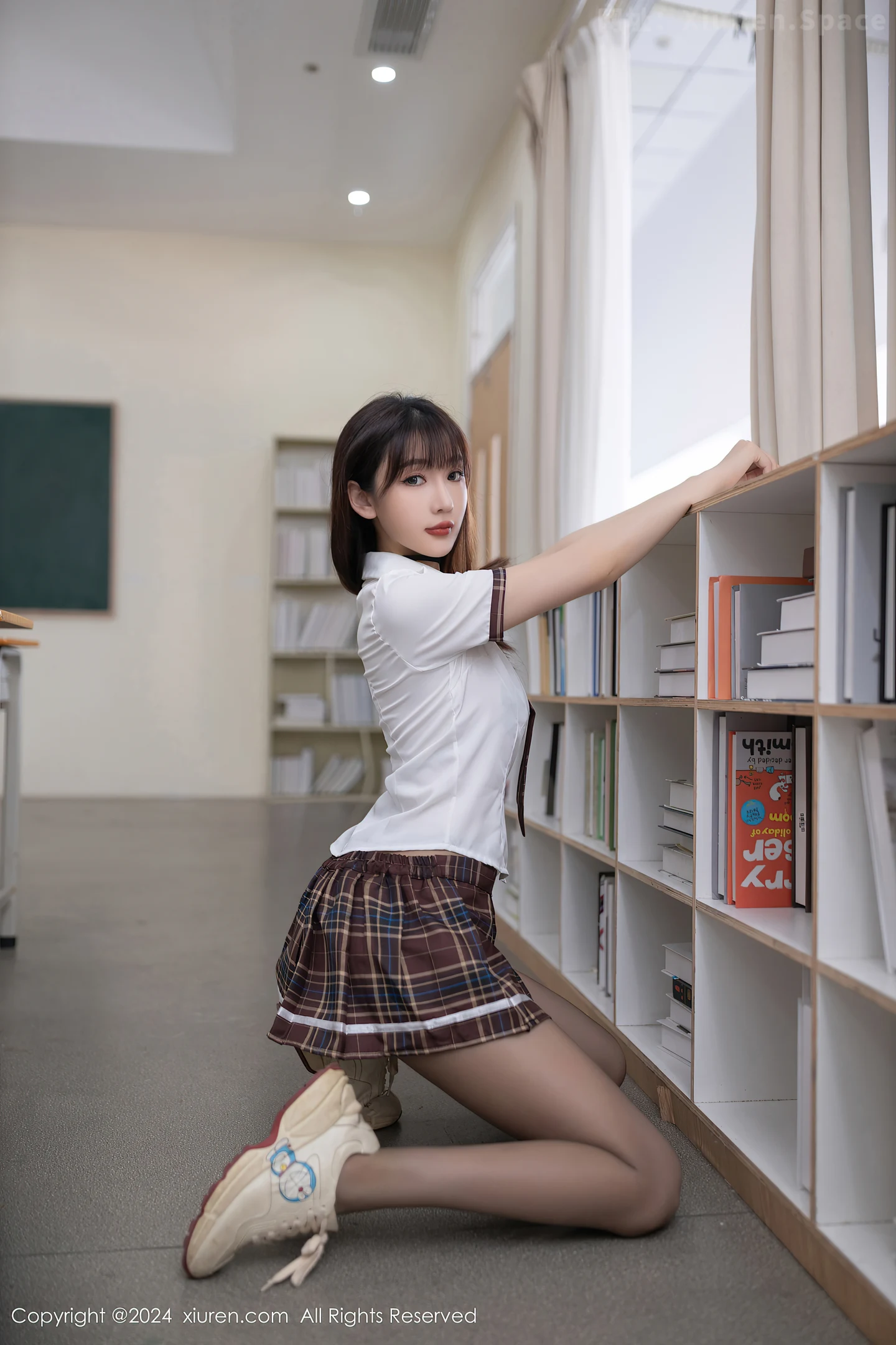 图片[2]-[XiuRen秀人网]VOL.8918 模特陆萱萱学生制服露情趣内衣配开档黑丝秀完美身材诱惑写真80P-秀人网官方网站